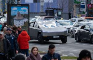 Tesla FSD12 to Mimic Human Drivers: Why We’re Doomed
